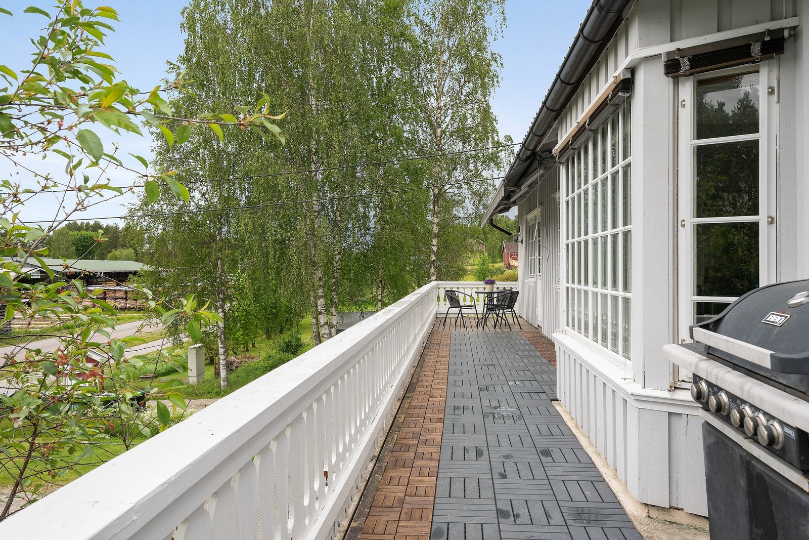 Godt med plass til utemøblement hvor varme og solrike dager kan nytes. Galleribilde