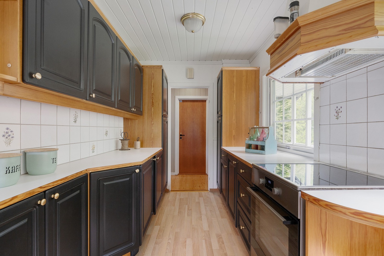 Videre er kjøkkenet utstyrt med ventilator, benkebelysning og opplegg for oppvaskmaskin. Galleribilde