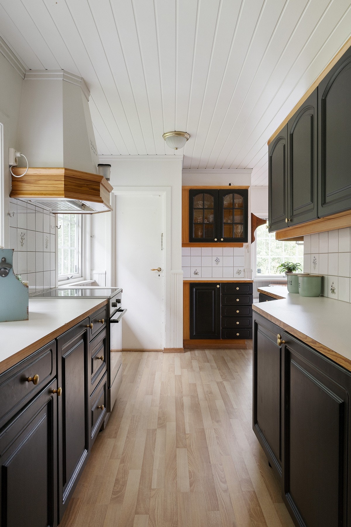 Gjennom døren på kjøkkenet er det en trapp ned til underetasjen. Galleribilde