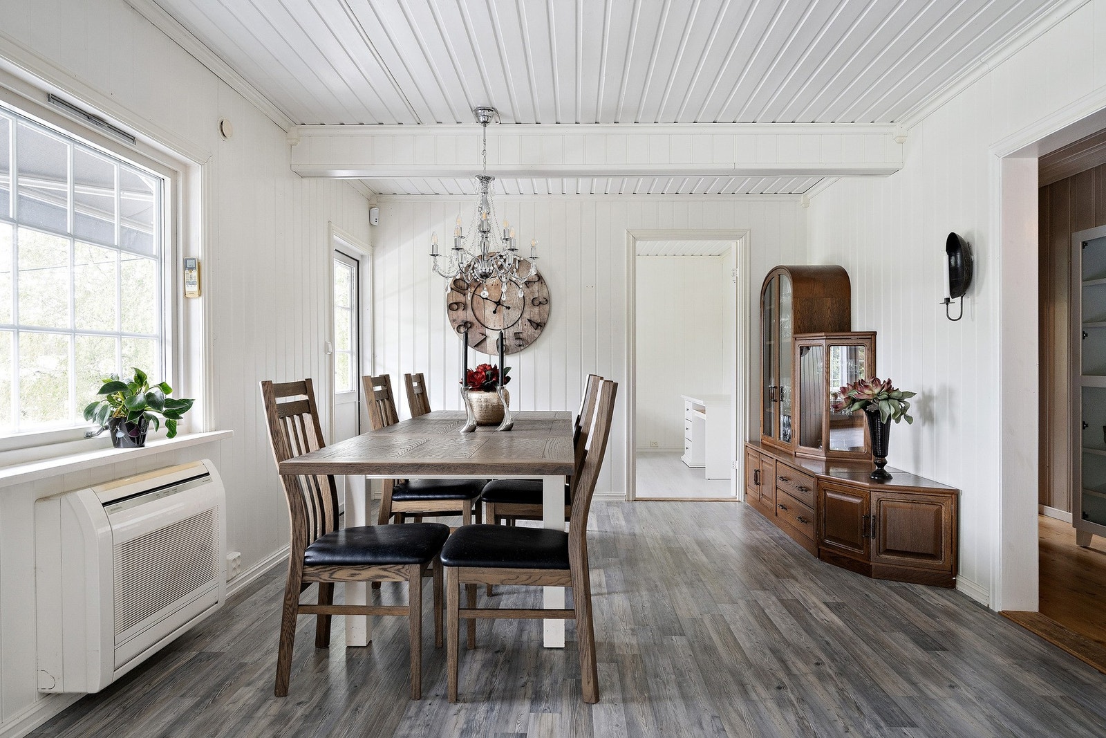 Fra spisestuen er det utgang til en romslig, solrik terrasse på 48 m². Galleribilde