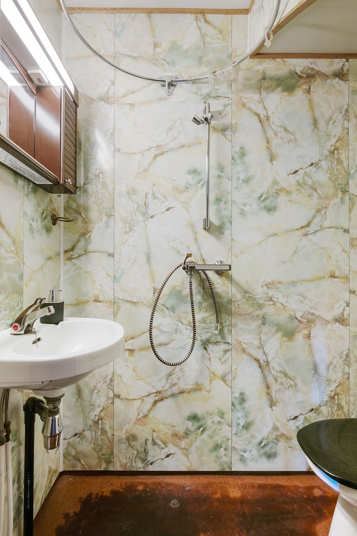 Toalettrommet i underetasjen har noe eldre standard, og har moderniseringsbehov for å oppnå dagens krav til standard. Galleribilde