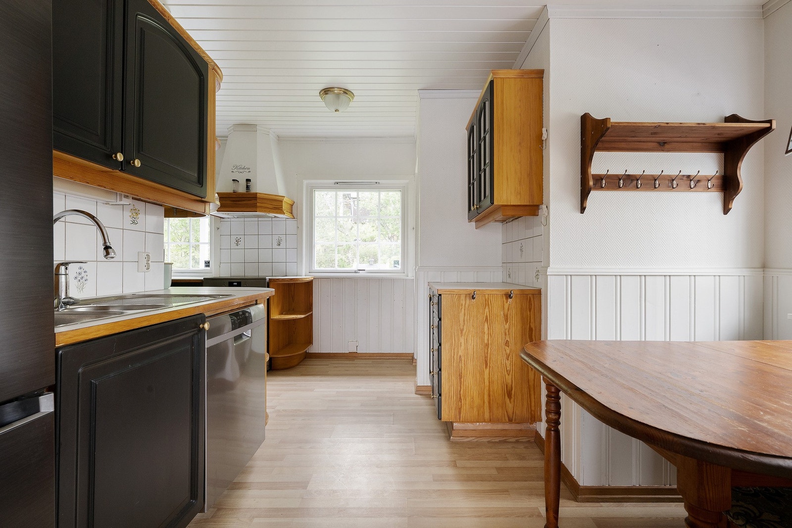 Kjøkkenet har et klassisk design med gode benkeflater og mye skapplass. Galleribilde