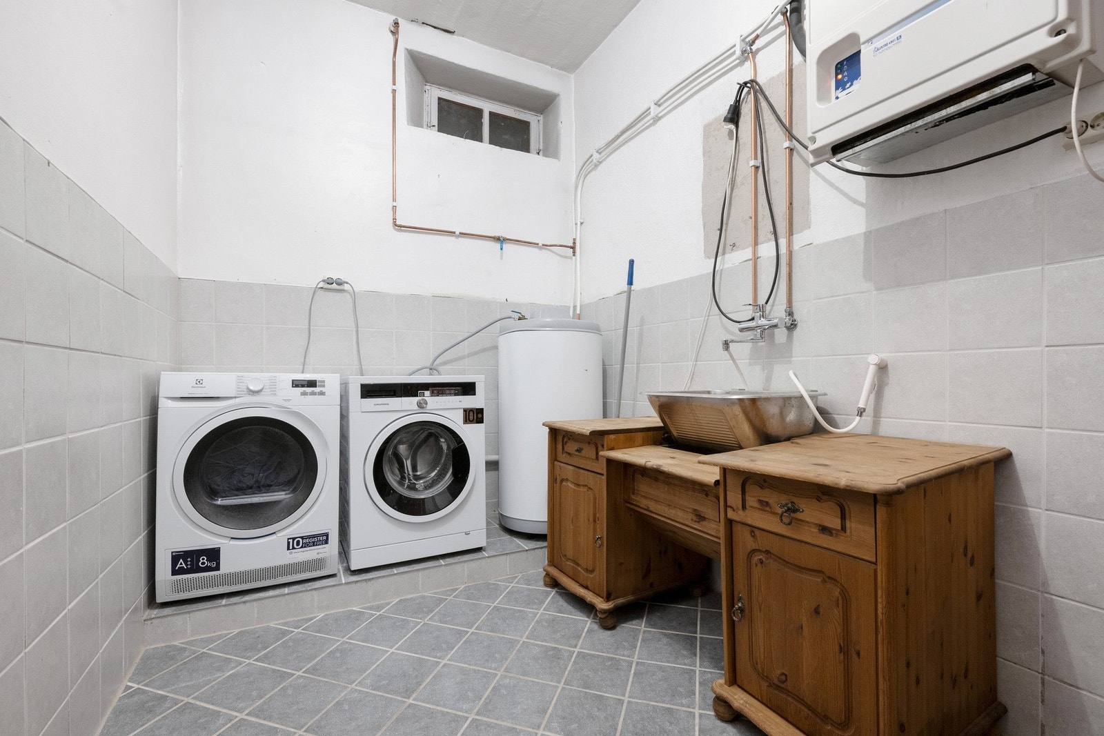 Vaskerommet ligger i underetasjen, og ble fornyet med nye fliser i 2012. Rommet er utstyrt med opplegg for vaskemaskin og varmtvannsbereder fra 2019. Galleribilde