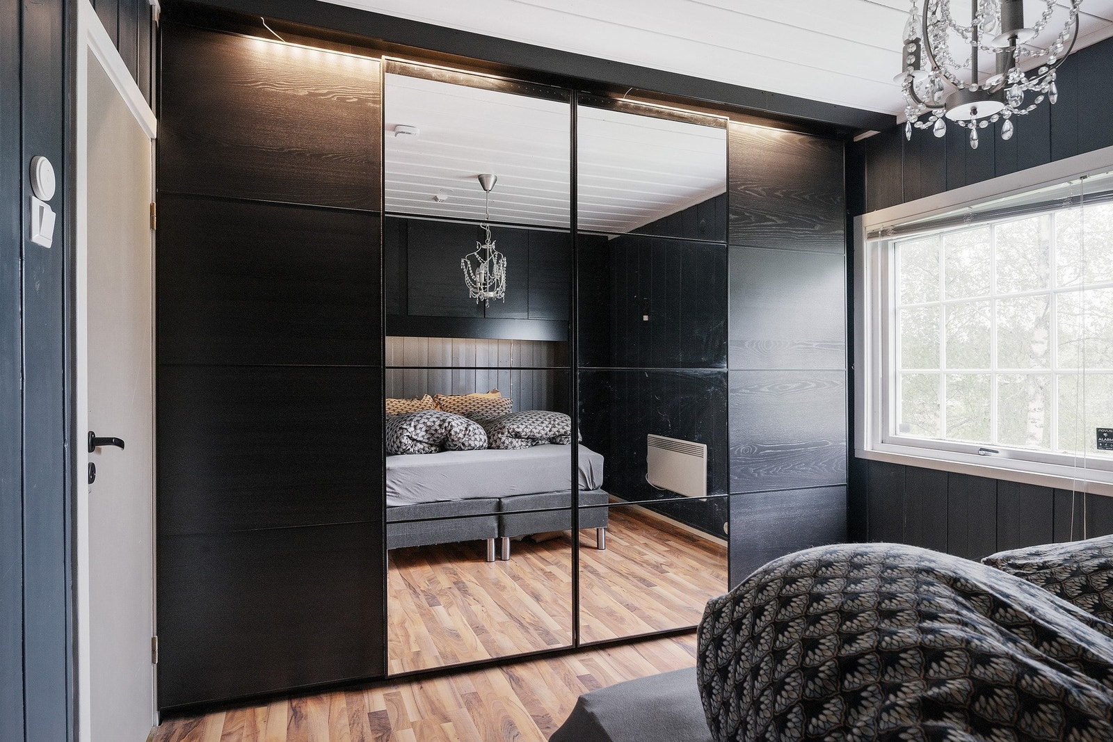 Hovedsoverommet er av god størrelse, og er tidsmessig pusset opp. Rommet har rikelig med oppbevaringsplass i plassbygde skap rundt sengegavel og i skyvedørsgarderobe. Galleribilde