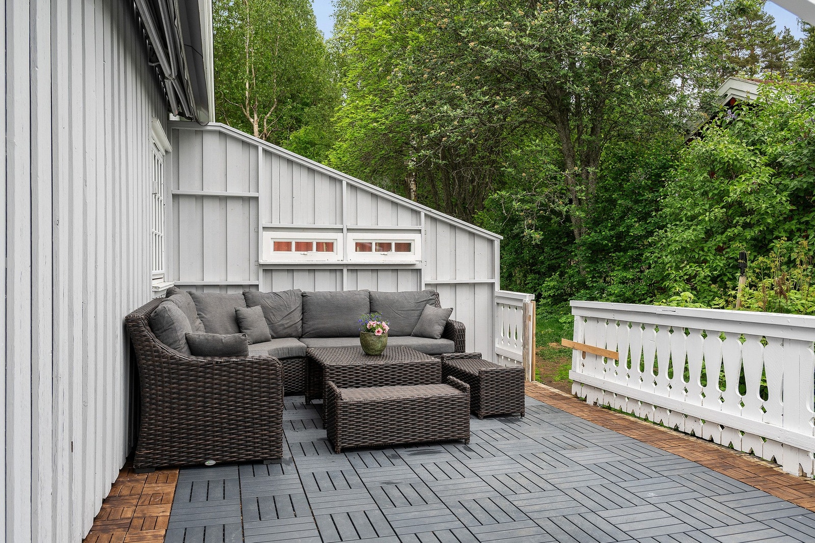 Terrassen ligger sydvestvendt og byr på gode solforhold hele dagen. Galleribilde