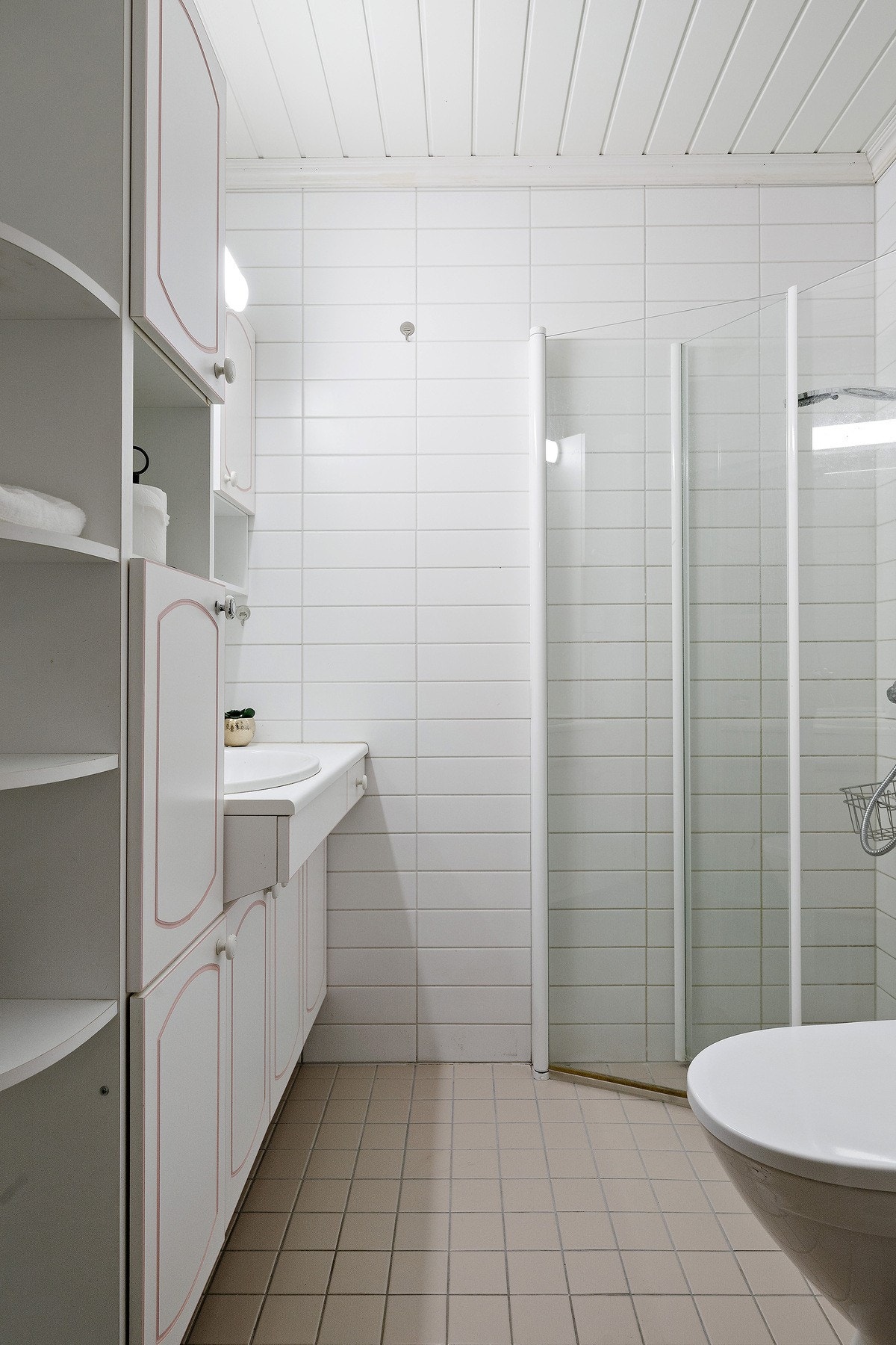 Badet i første etasje ble pusset opp i 2008, og fremstår som pent og velholdt. Galleribilde