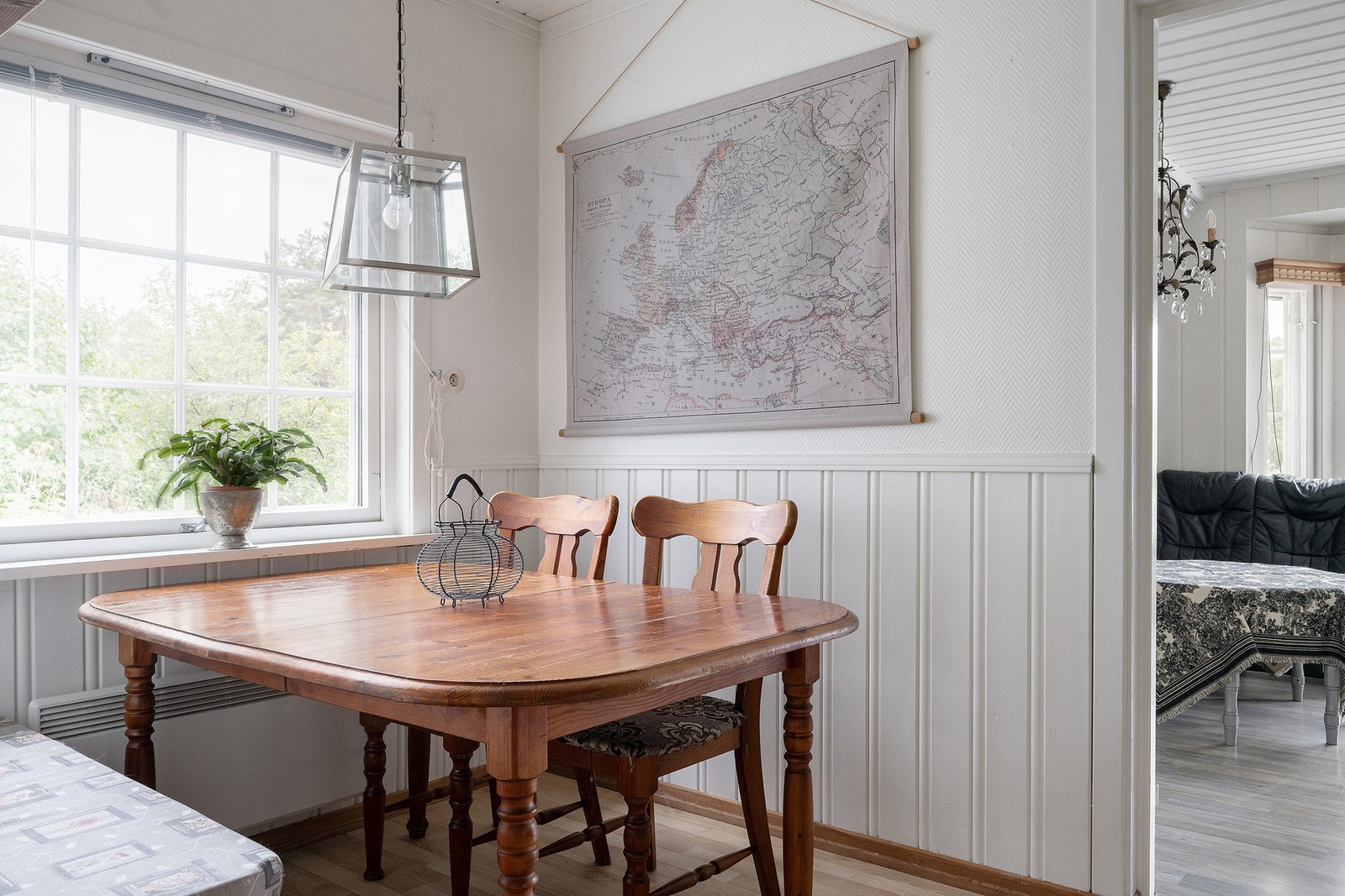 Det er fin plass til spisebord i rommet, og det går trapp ned til kjelleren hvor det er et praktisk kjølerom. Galleribilde