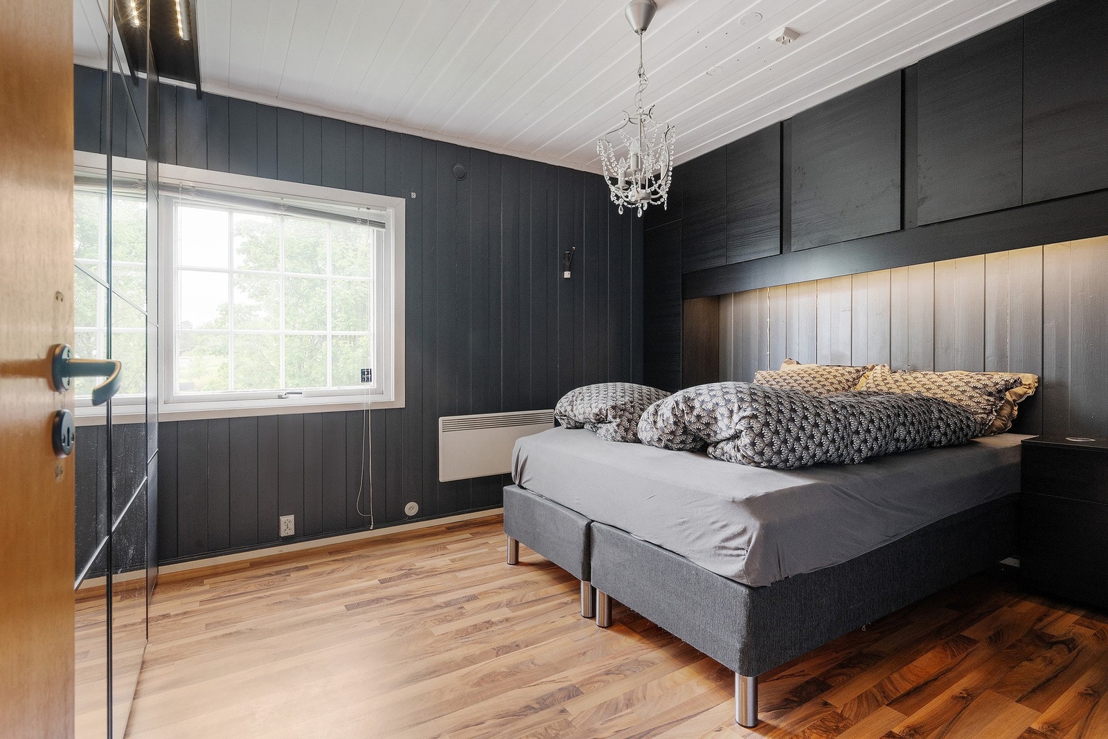 Det er tre gode soverom i eneboligen - alle beliggende i første etasje. Galleribilde