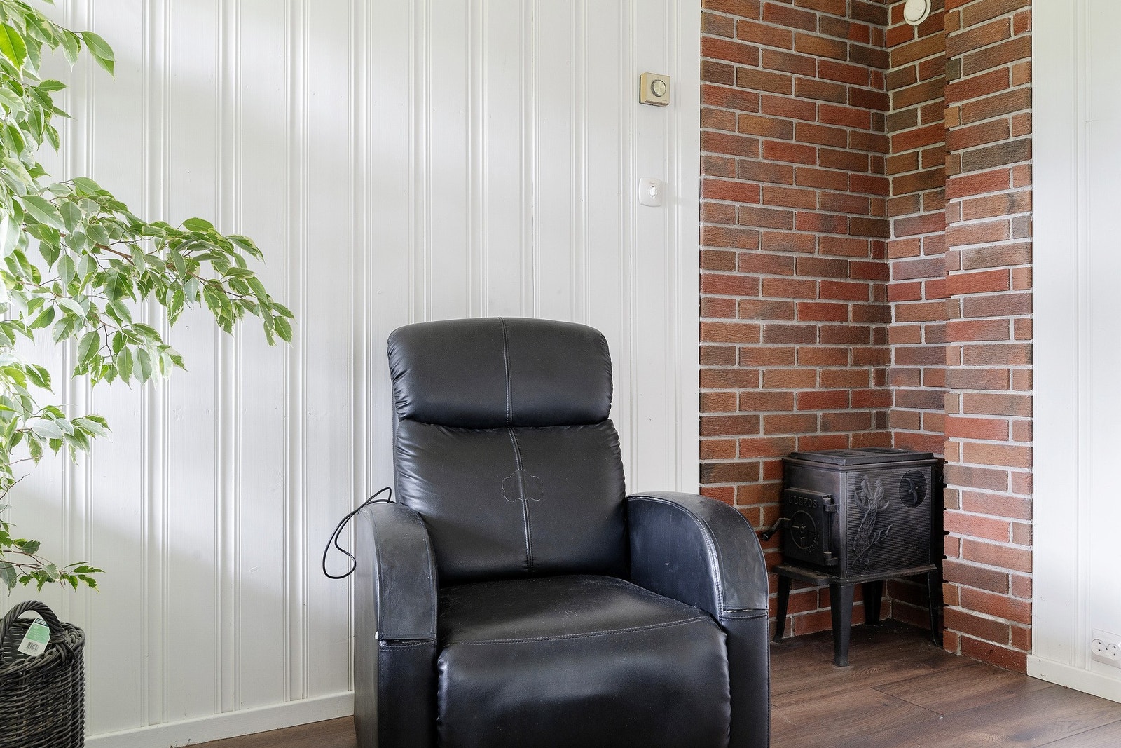 På ekstra kalde dager kan det fyres opp i en vedovn i hjørnet. Galleribilde