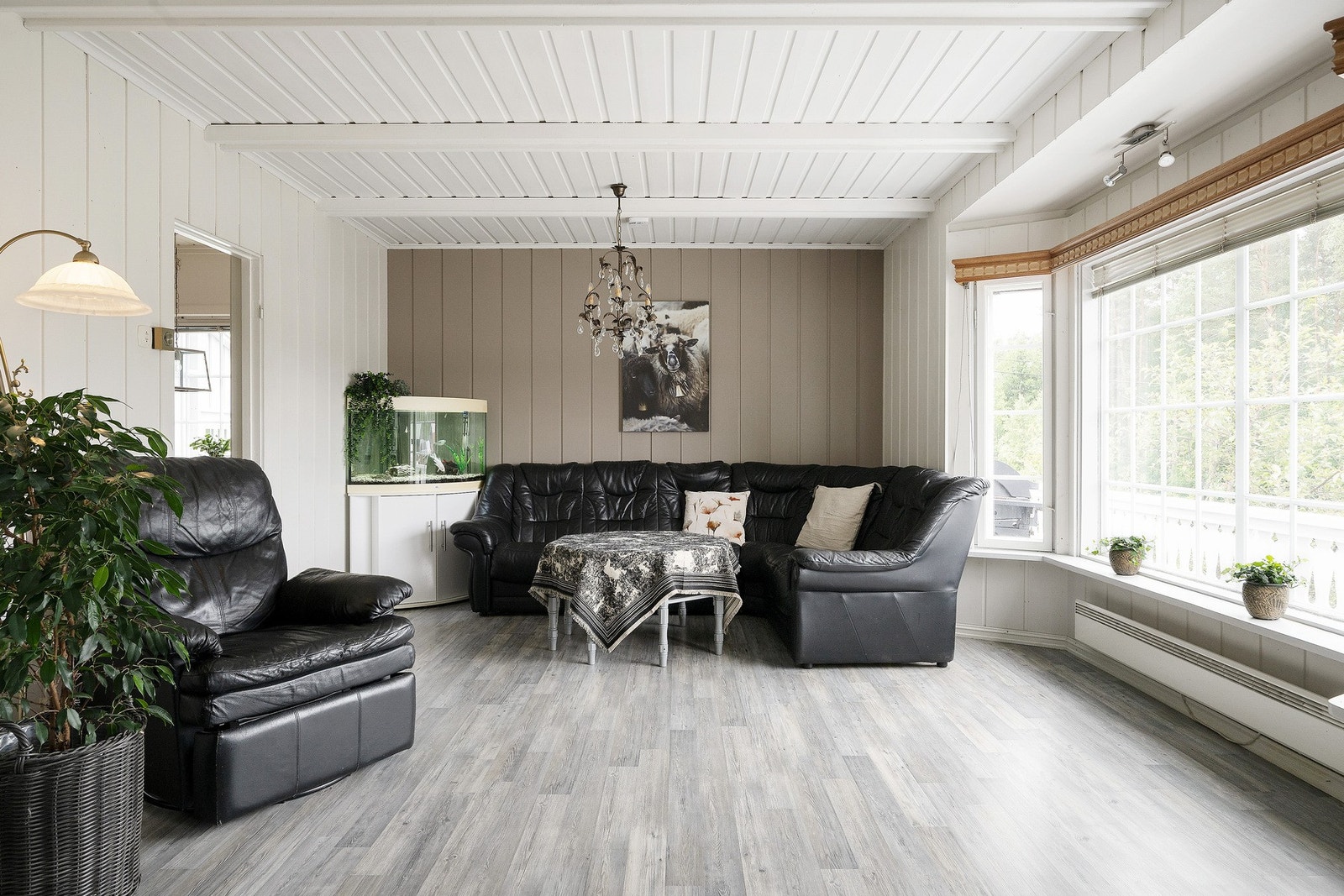 Rommets avlange planløsning gir god møbleringsfrihet. Galleribilde