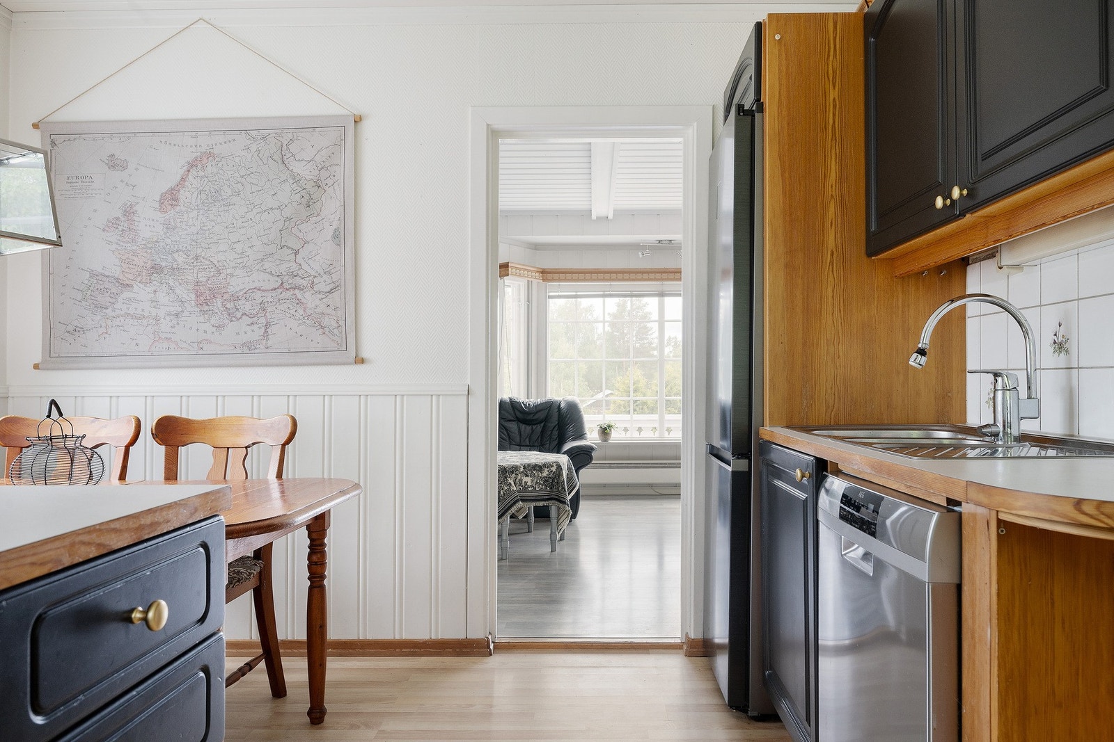 Fra stuen beveger vi oss inn til det separate kjøkkenet. Galleribilde