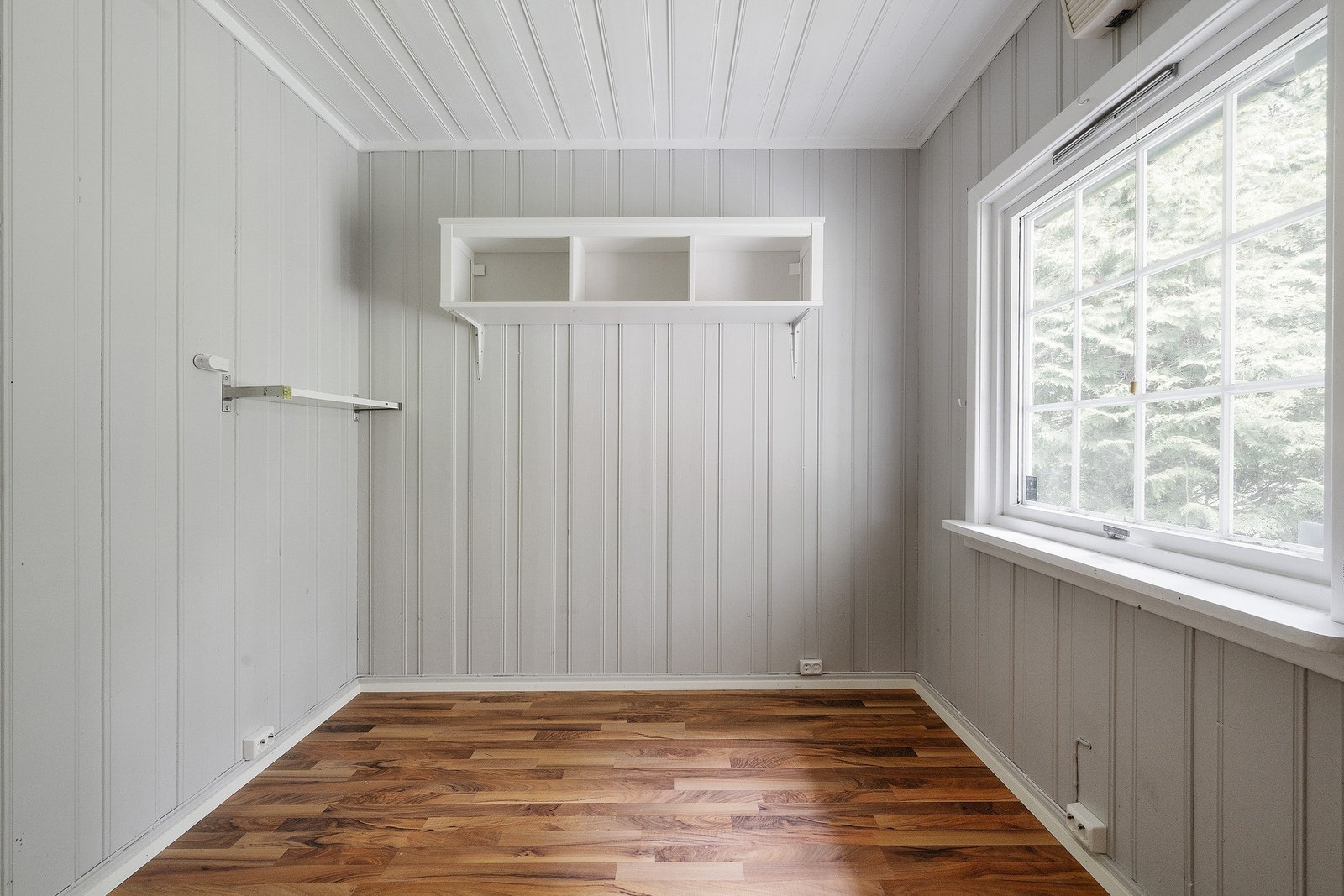 Begge rommene har god plass til seng, nattbord, skrivepult og øvrig garderobeløsning. Galleribilde