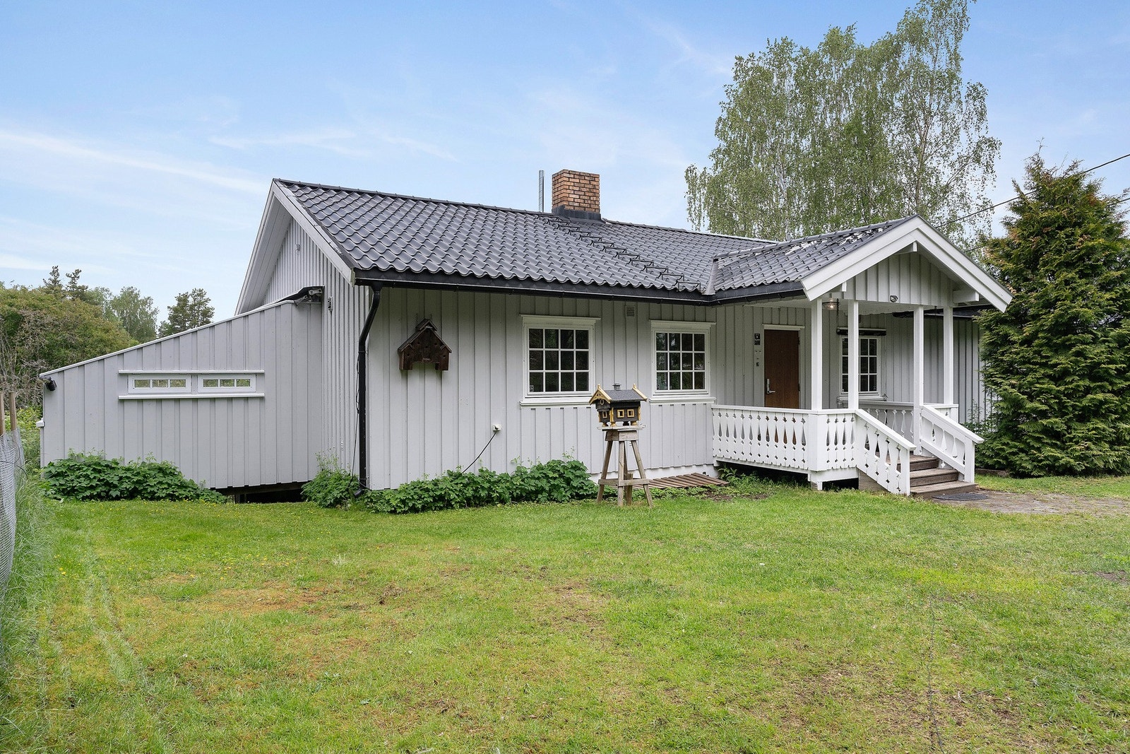 På den øverste delen av tomten, på boligens østside, er det planert og byr på rikelig med boltreplass for liten og stor. Galleribilde