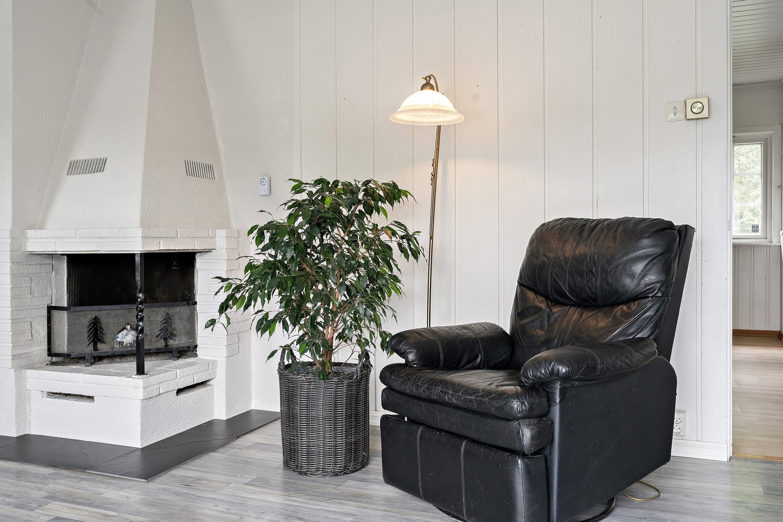 Her er det plass til sofagruppe, tv-møblement og en spisestue for store og små anledninger Galleribilde