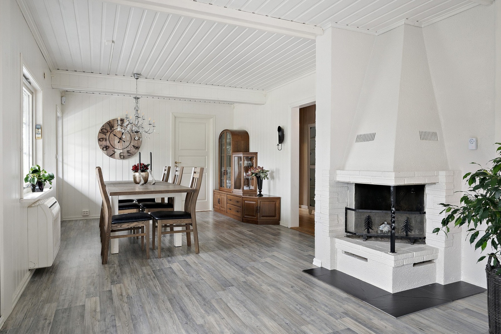 Stuen oppleves som lys og innbydende, med malte overflater i tidsriktige farger og store, sprossede vinduer. Galleribilde