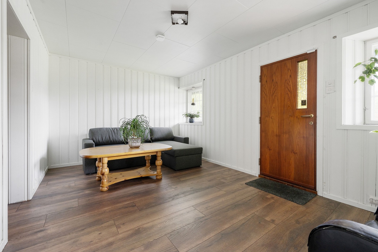 Videre er rommet praktisk utstyrt med egen inngangsdør fra gårdsplassen. Galleribilde