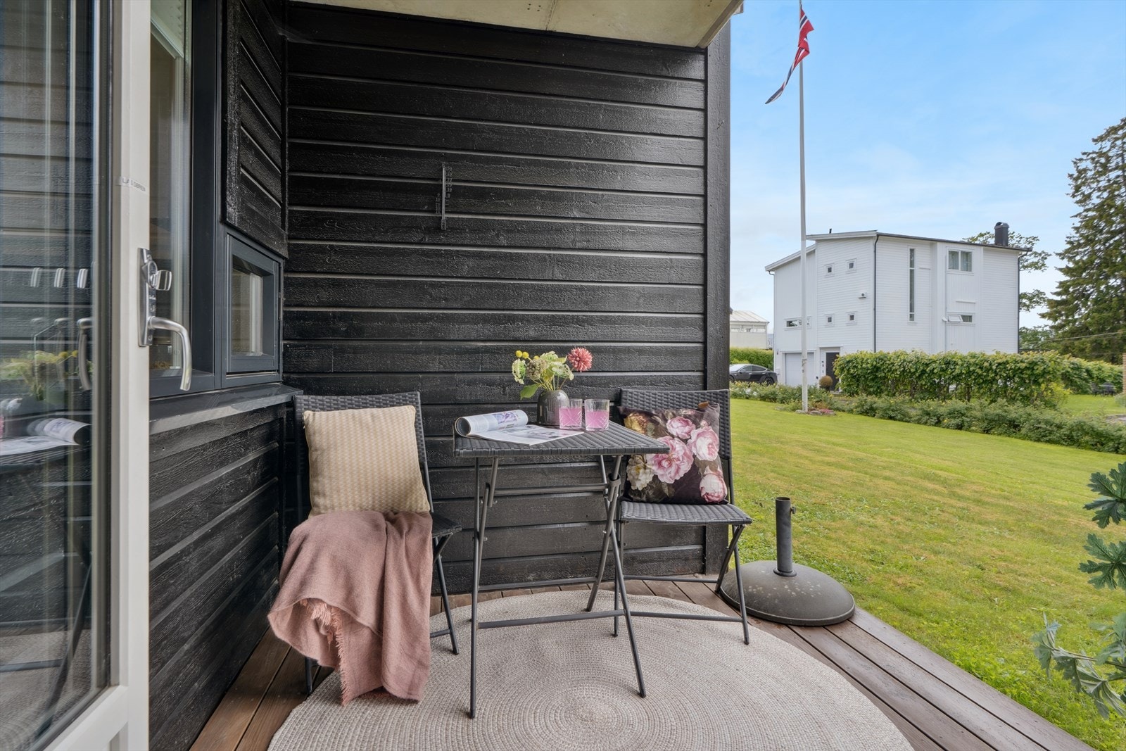 Ettersom terrassen er vestvendt er det også gode solforhold i sommerhalvåret. Galleribilde