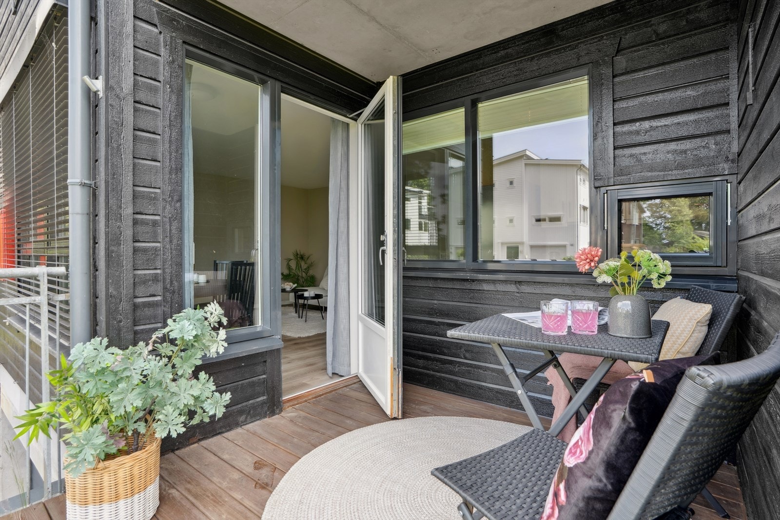 Fra stuen har en direkte utgang til leilighetens terrasse. Galleribilde