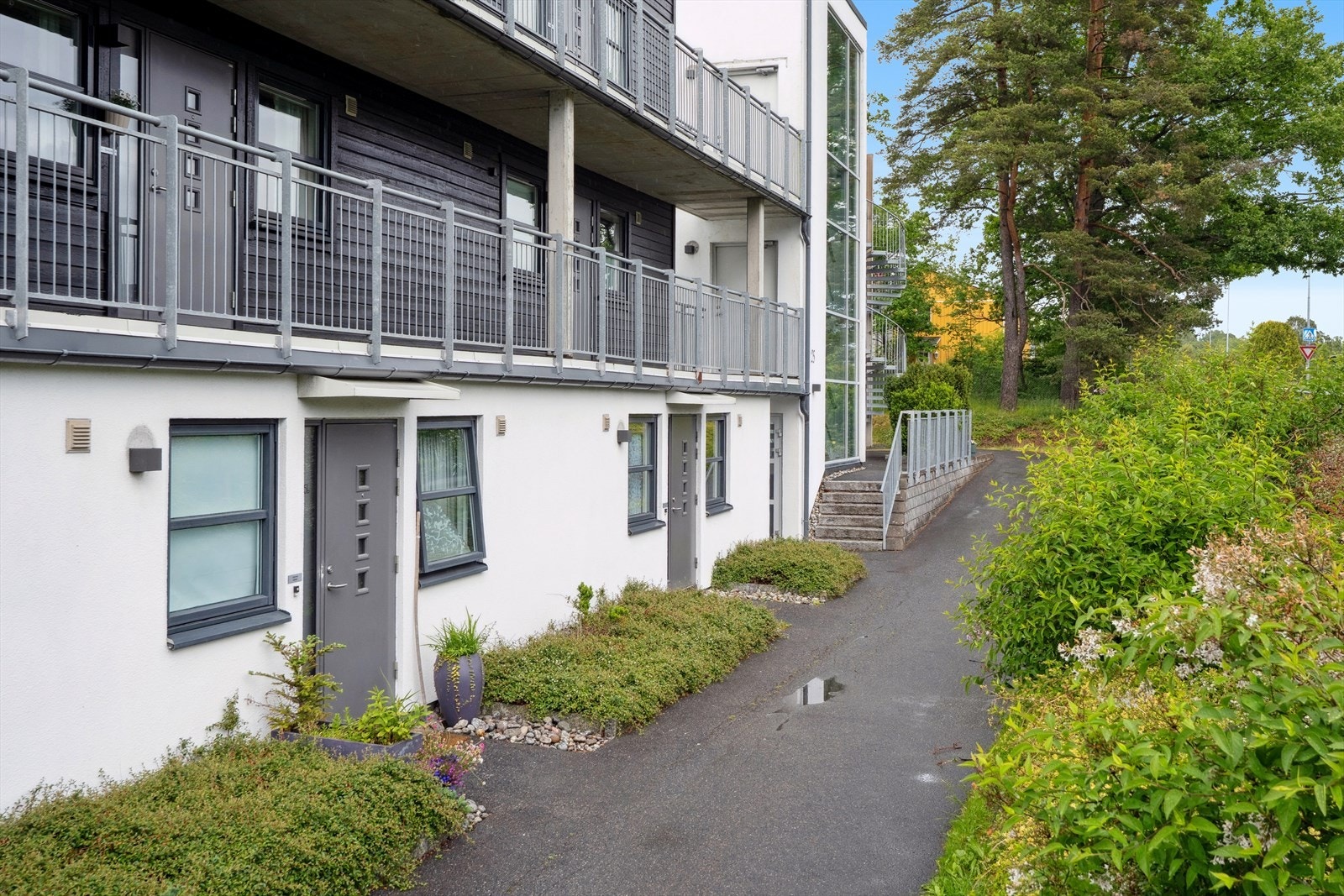 Byggets fasade med tilhørende inngangsdør. Enkel adkomst. Galleribilde