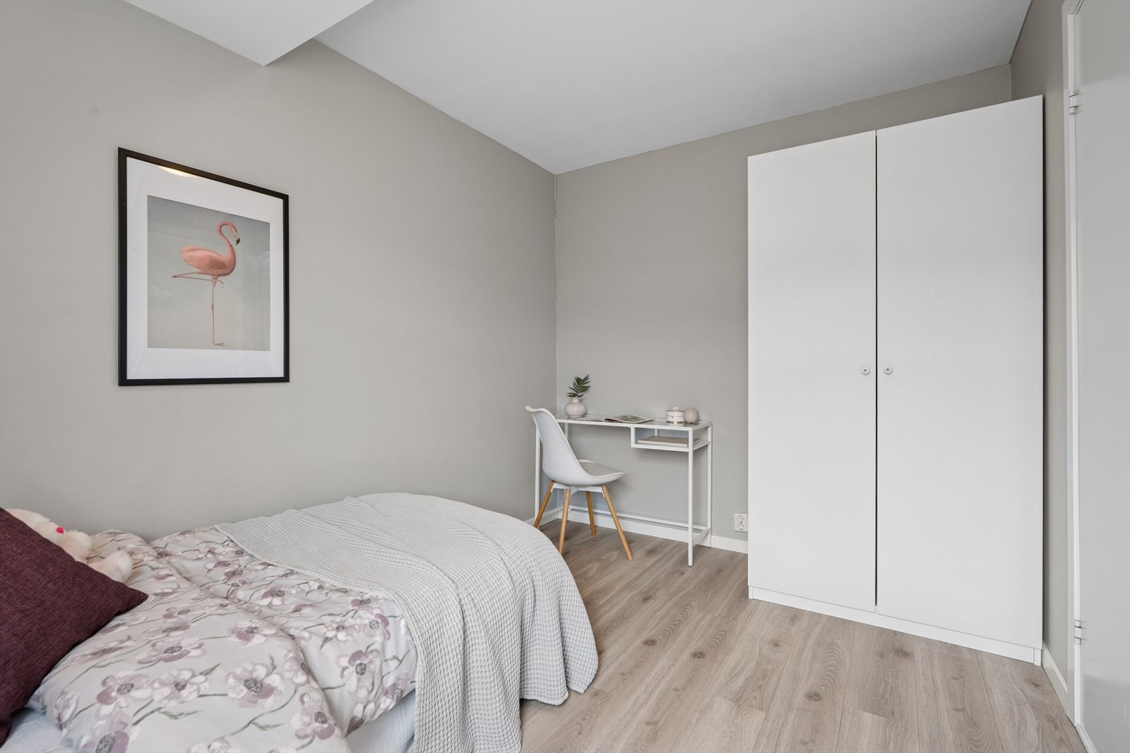 Soverom nr. 2 er også av god størrelse med garderobeløsning og plass til arbeidspult. Galleribilde