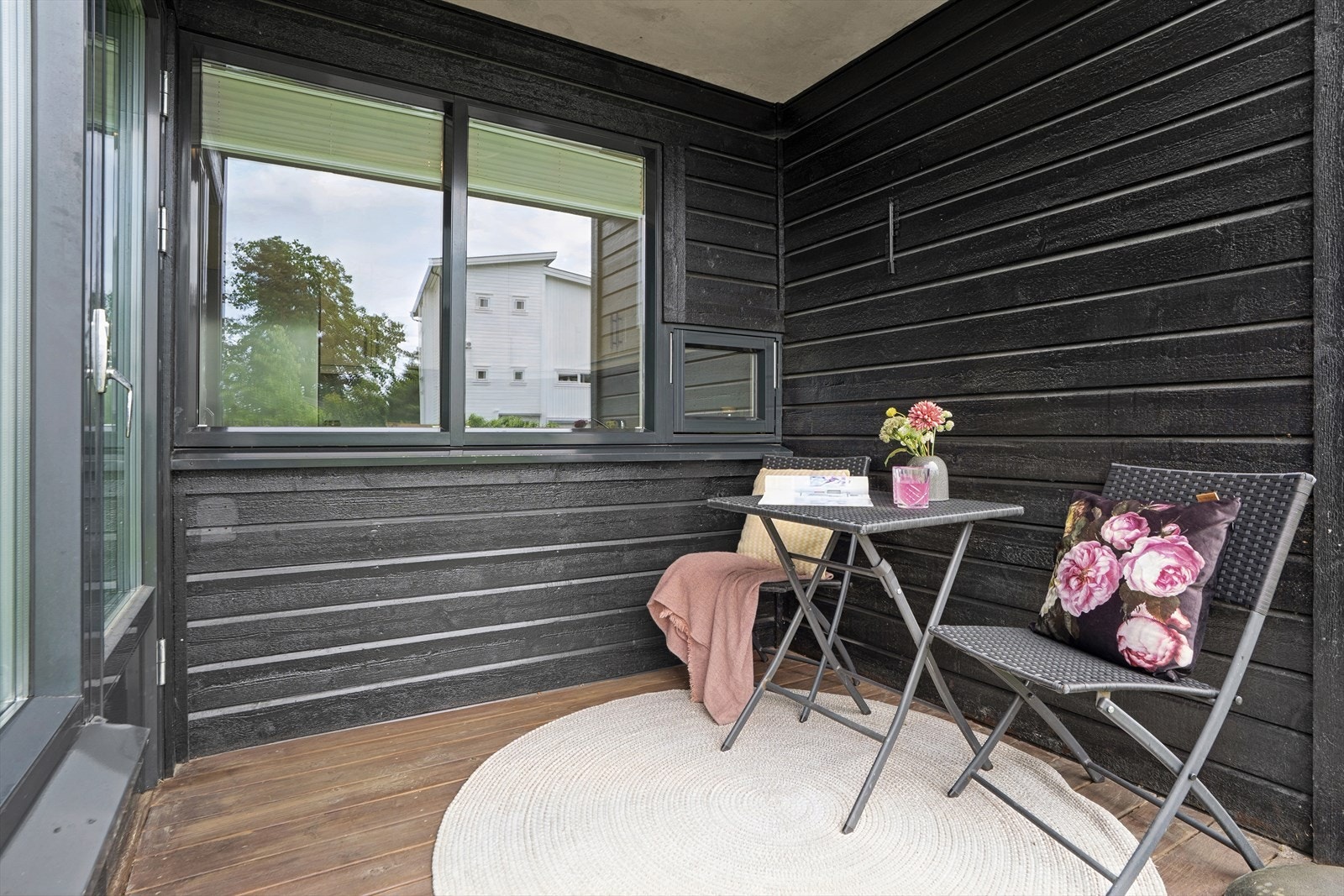 Koselig terrasse på 5m² hvor en har plass til en mindre sittegruppe. Galleribilde