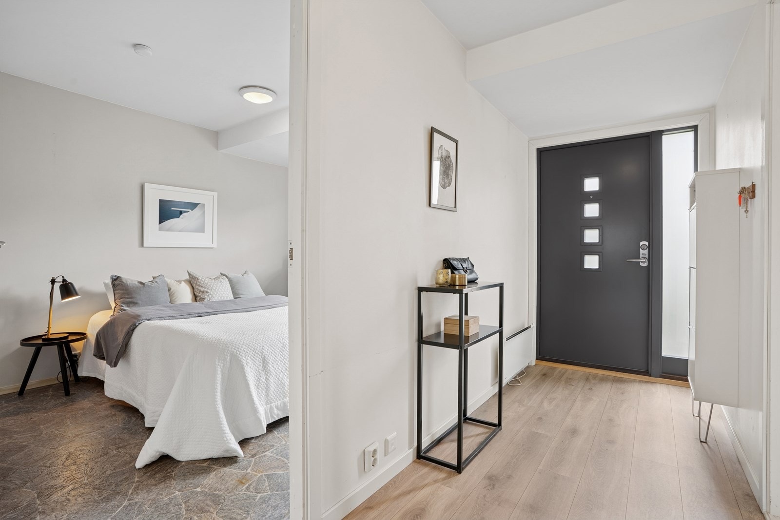 Ved inngangen blir du møtt av en lys og lang gang med tilgang til begge soverommene og baderom. Galleribilde
