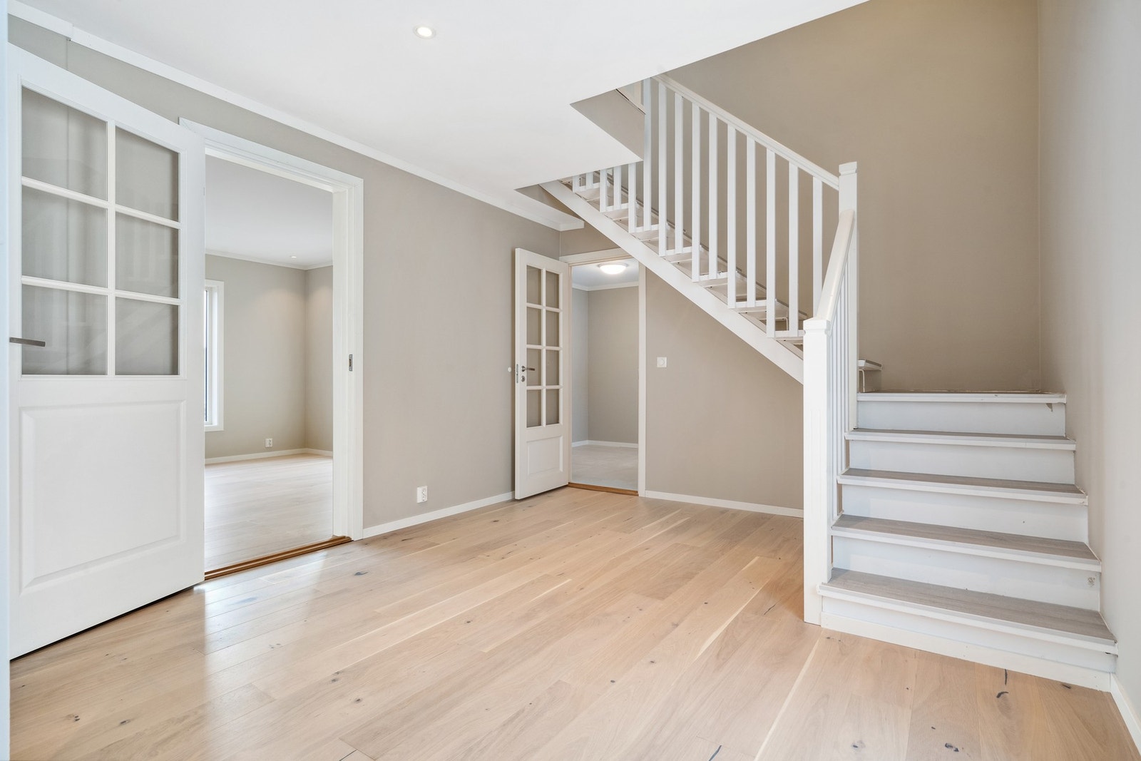 Velkommen inn i den romslige hallen. Galleribilde