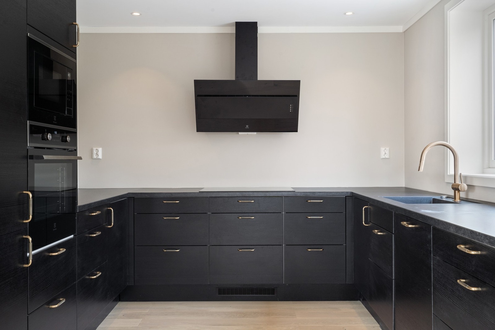 Mørkt, trendy kjøkken fra Epoq. Galleribilde