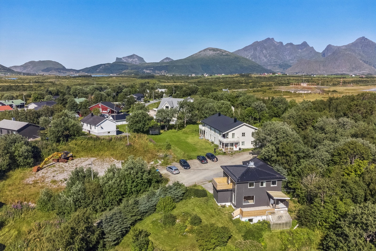 Rett i nærheten går det fine turstier som tar deg til populære rekreasjonsområder som Klevatnet og Bollefjæra. Galleribilde