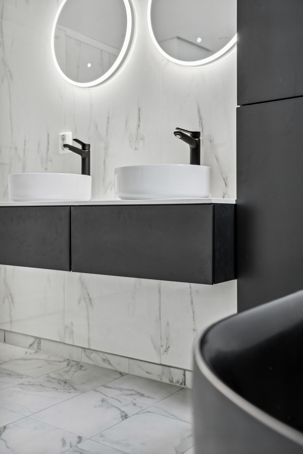 En mer praktisk hverdag med to servanter. Galleribilde