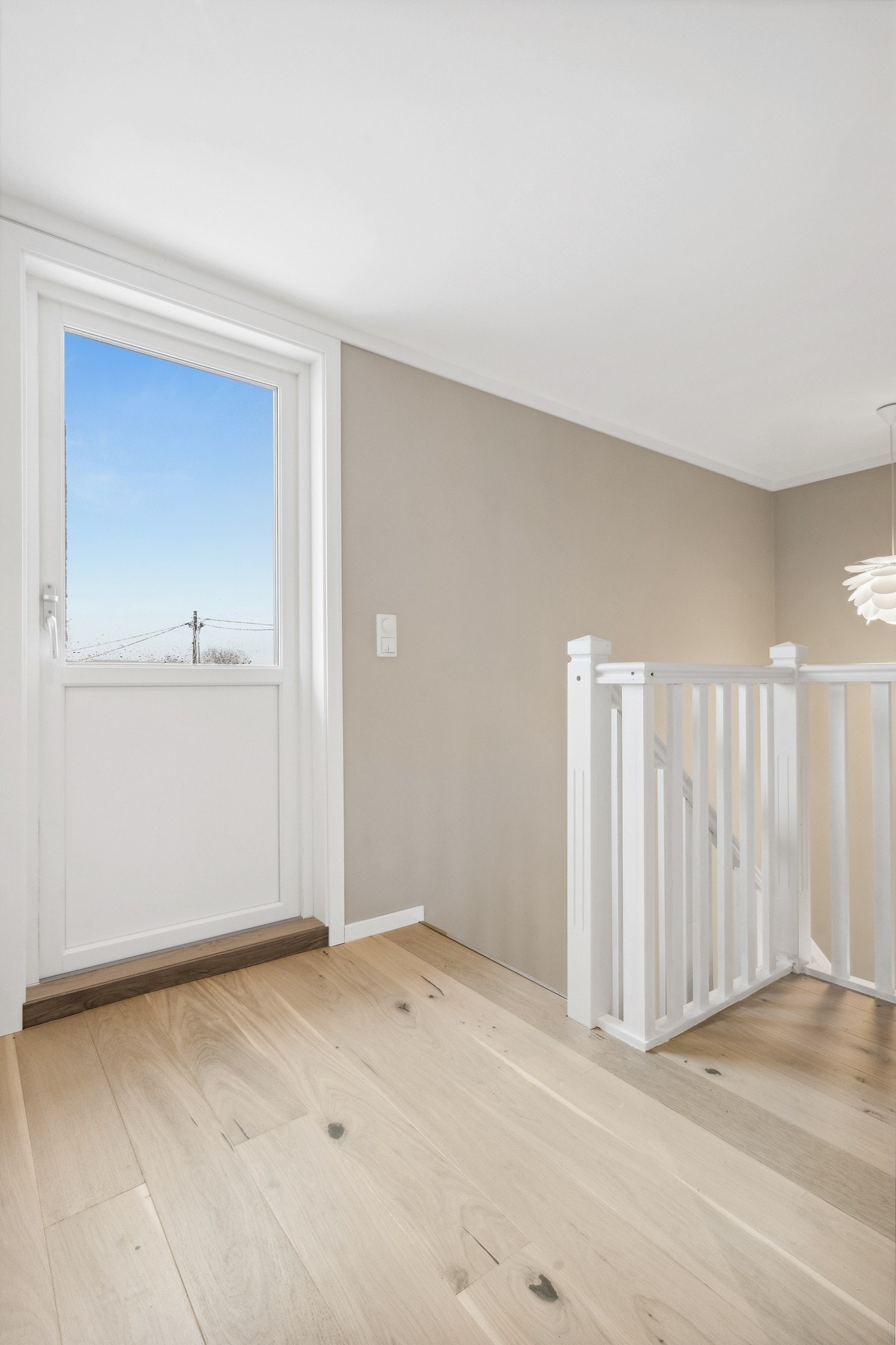 Dør ut til balkong. Galleribilde