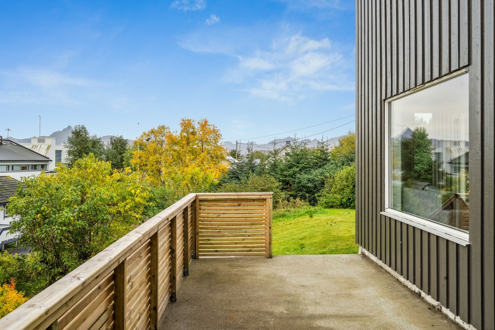 Her går du ned trappa og rett ut i hagen. Galleribilde