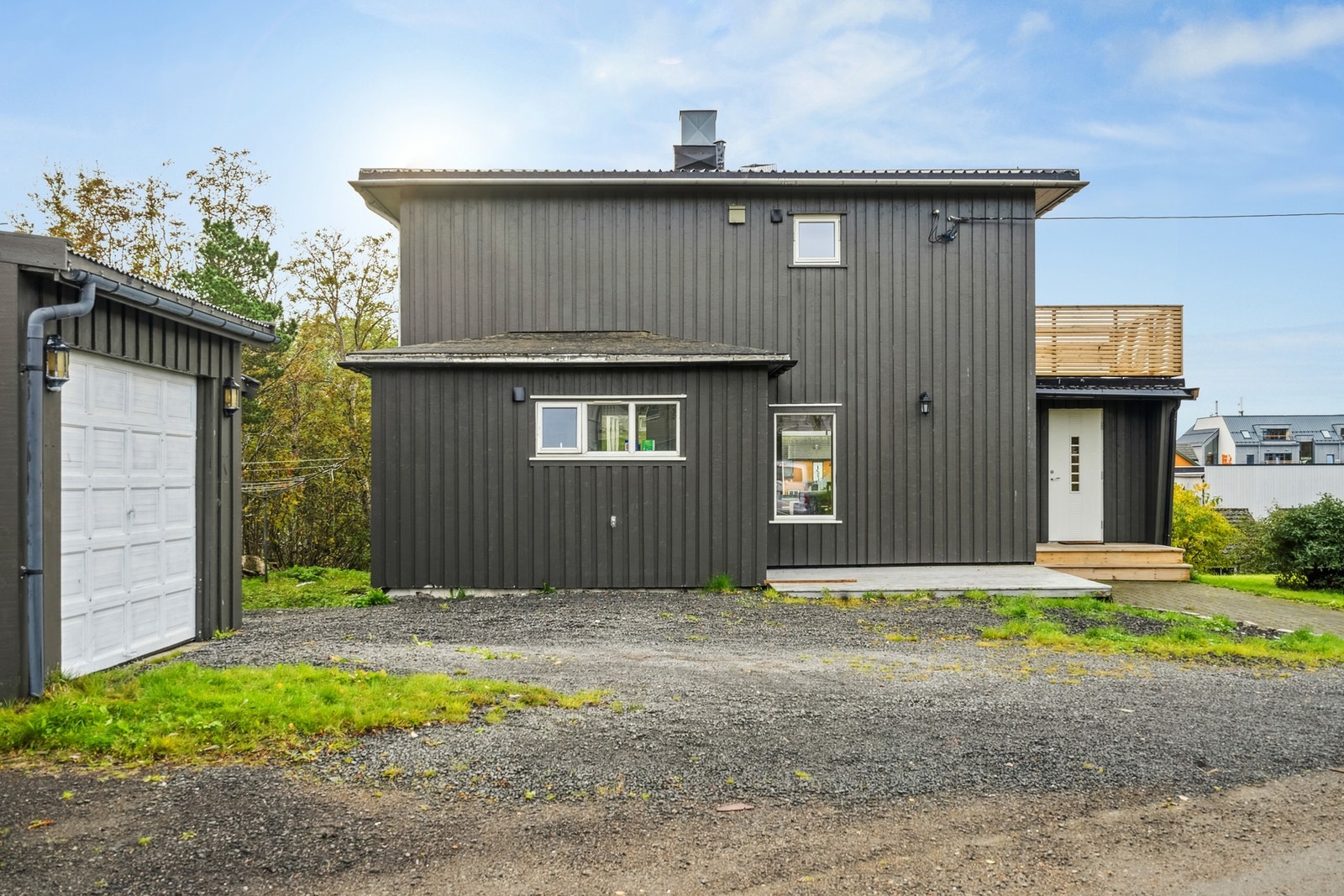 Romslig enebolig over tre plan fra kjeller til 2. etasje med bl.a. 4 soverom. Bra tomtestørrelse på ca. 966 m² og garasje. Galleribilde