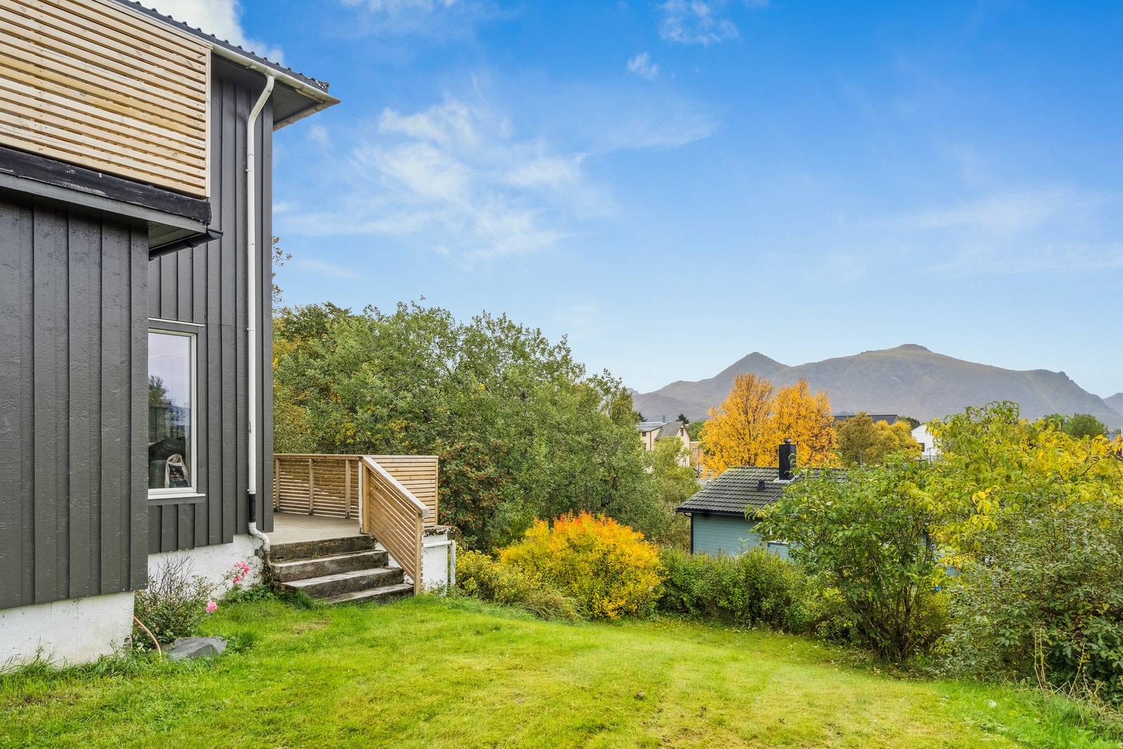 Fra tomta har du langstrakt utsikt mot Guratind i øst. Galleribilde