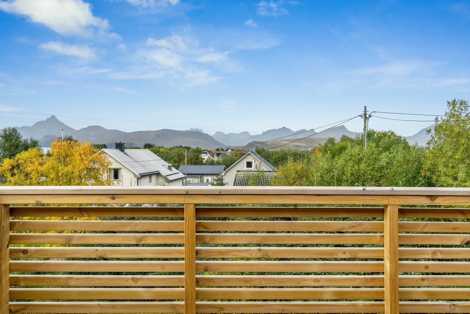 Fra verandaen har du fin utsikt mot fjellene i vest. Galleribilde