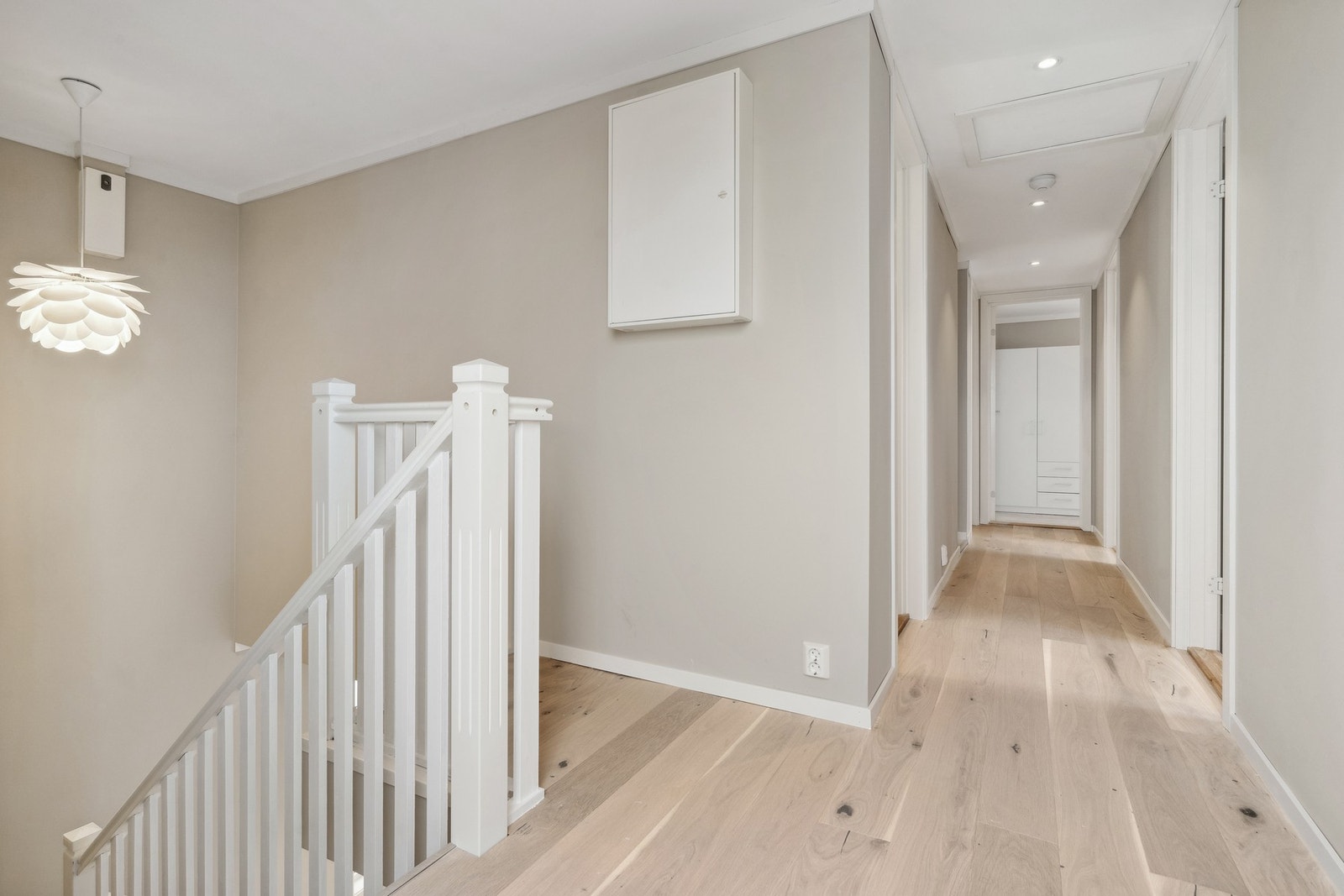 I toppetasjen finner du bad og fire soverom. Galleribilde