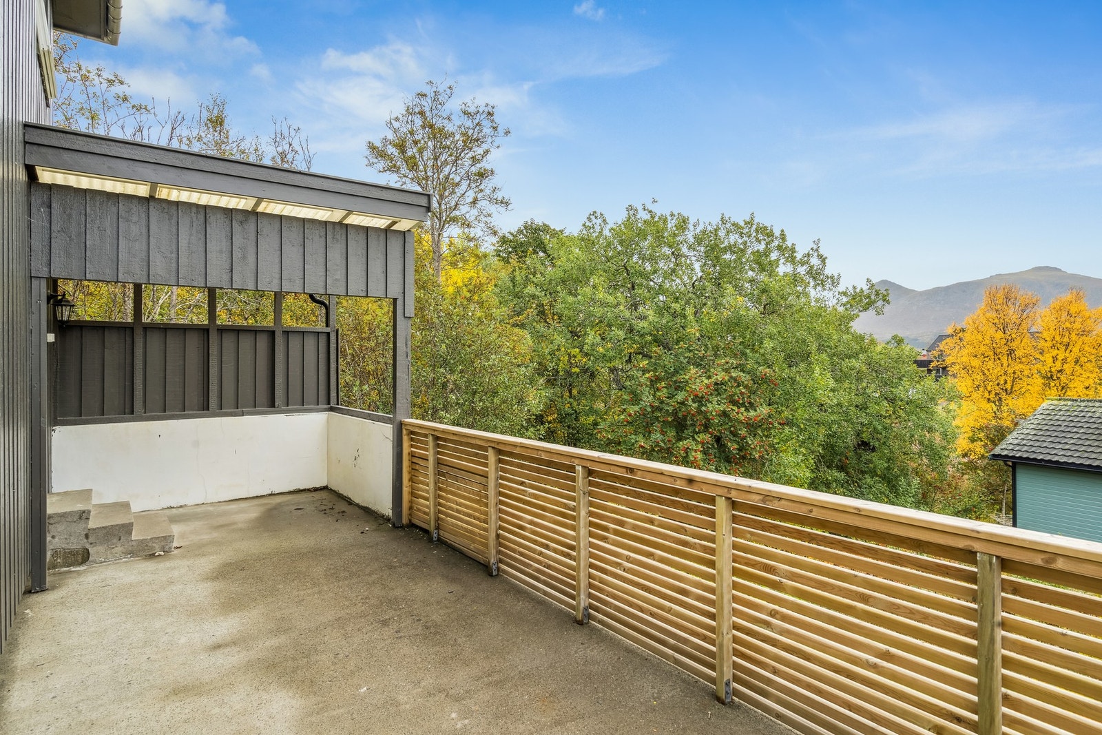 Veranda med utgang fra stua i 1. etasje. Galleribilde