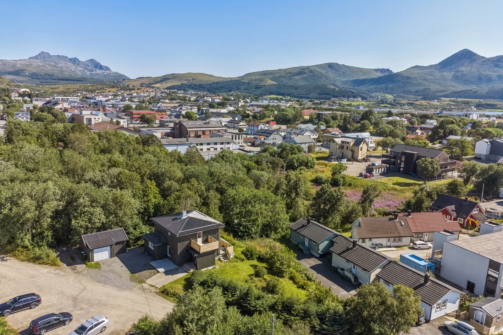 Gangavstand til alt på Leknes. Galleribilde