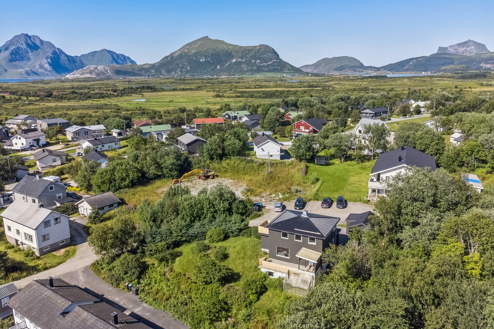 Her bor du sentralt, men samtidig tilbaketrukket i utkanten av Leknes sentrum. Galleribilde