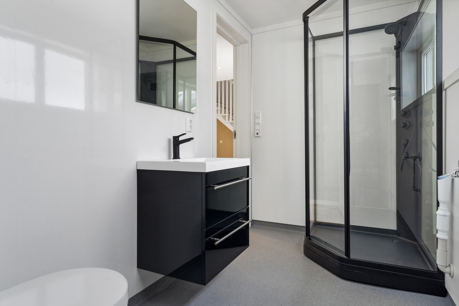 Flott bad/vaskerom som ble renovert i 2023. Galleribilde