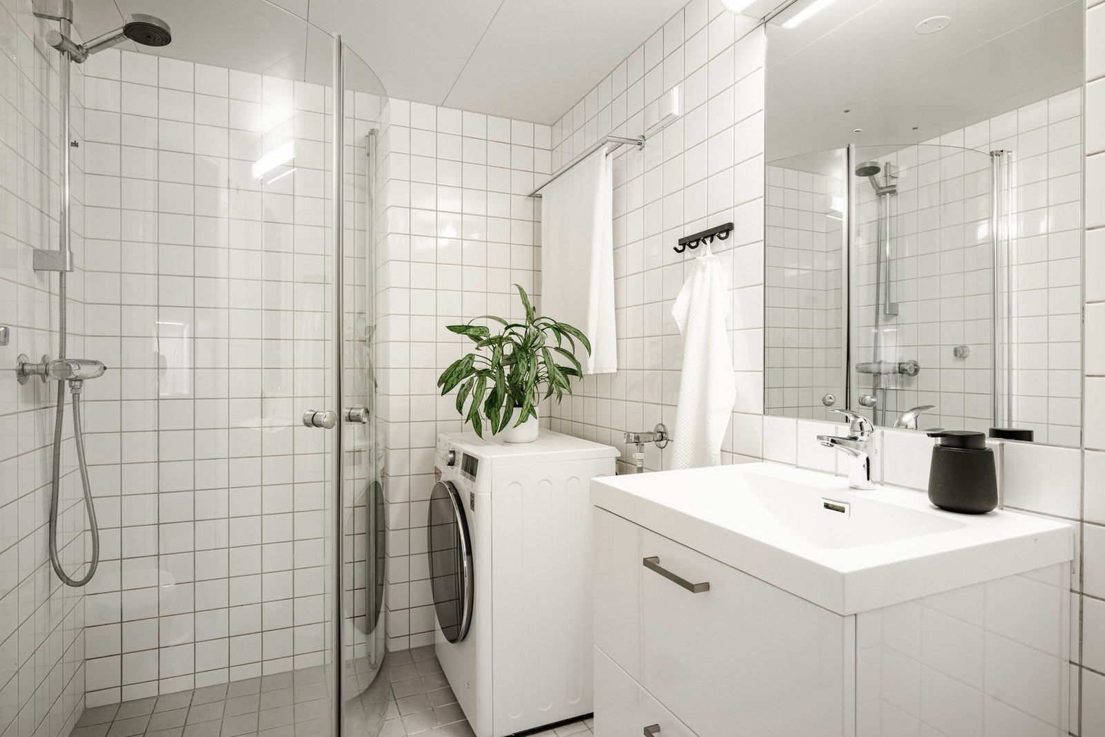 Dusjhjørne med innfellbare glassdører. Galleribilde