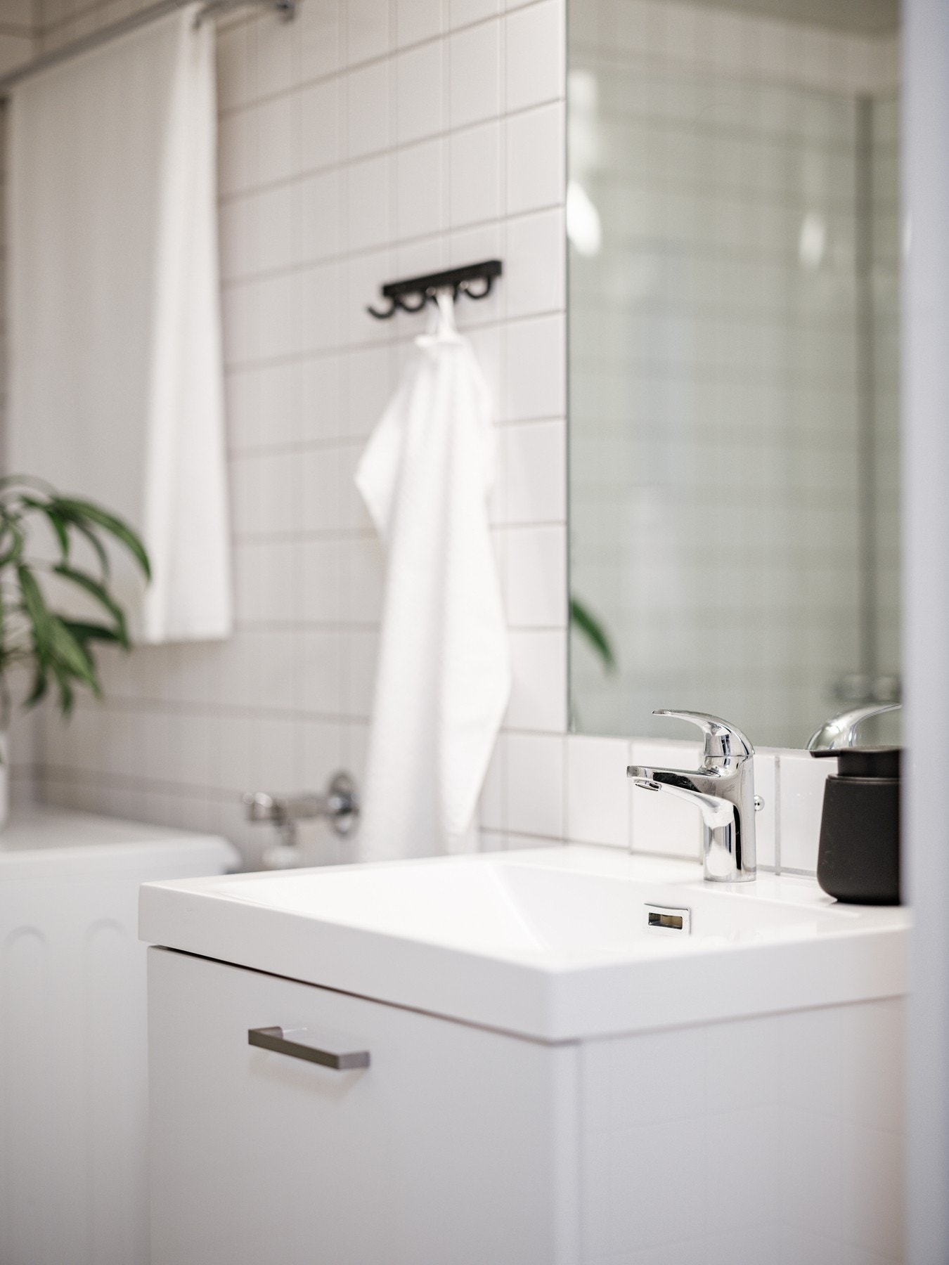 Byttet servantskap med servant og armatur i 2024. Galleribilde