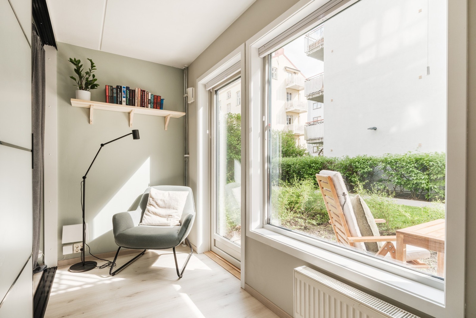 Utgang fra stue til hyggelig sydvendt markterrasse på 6 kvm. Galleribilde