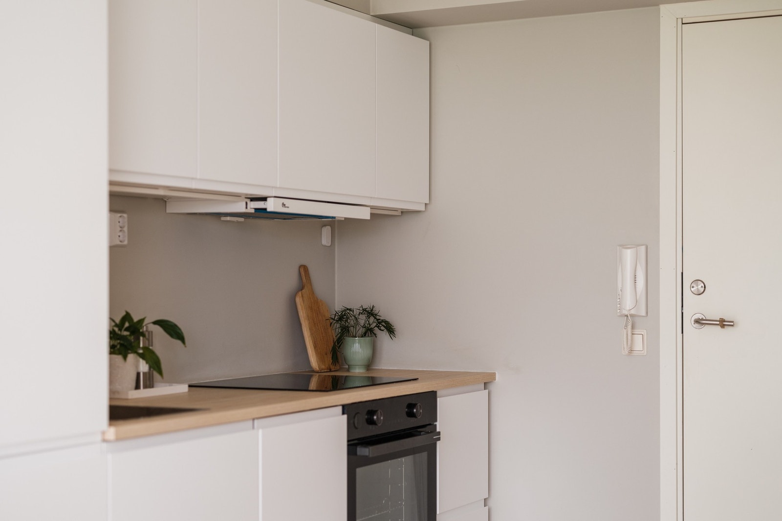 Stort og sosialt kjøkken med praktiske løsninger og godt med både skap- og benkeplass. Galleribilde