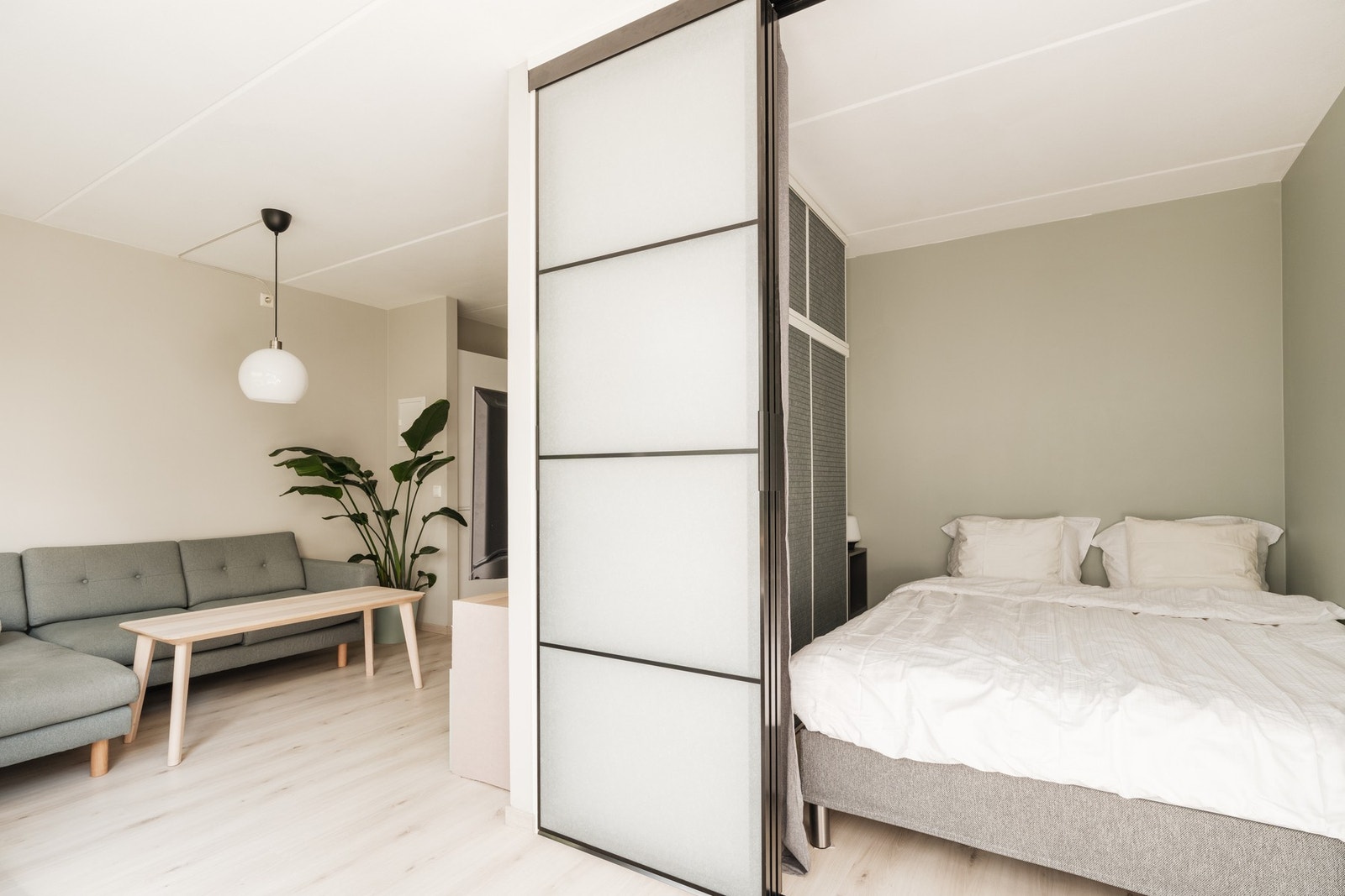 Alkoven er innredet med garderobeløsning. Galleribilde