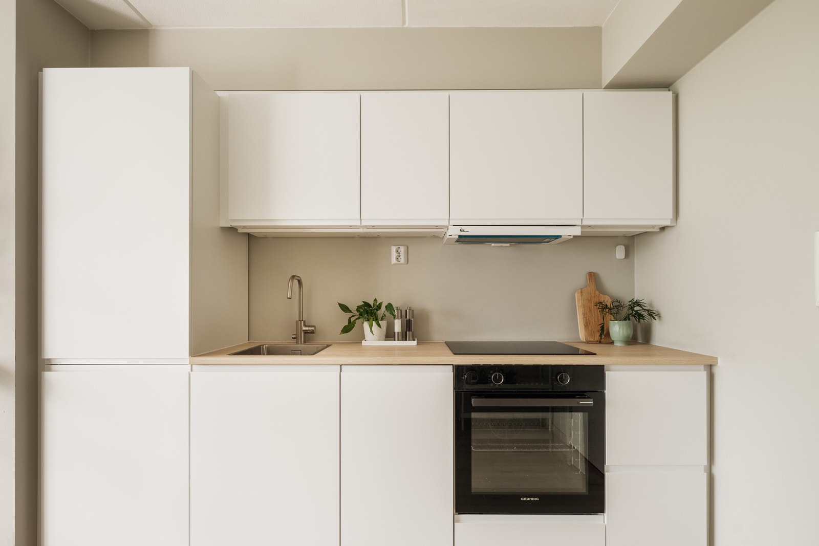 Moderne kjøkkeninnredning fra 2024 med pene overflater og integrerte hvitevarer. Galleribilde