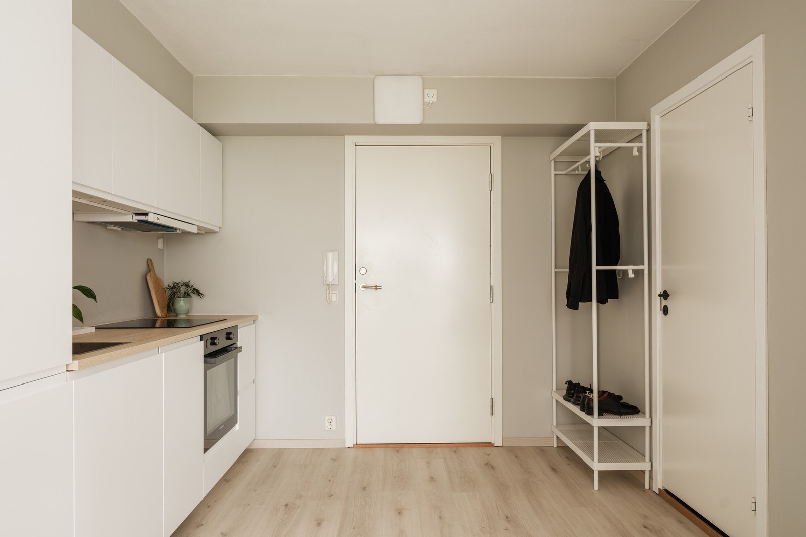 Malt himlingsflater, veggflater og lagt nytt laminatsgulv i 2023. Galleribilde