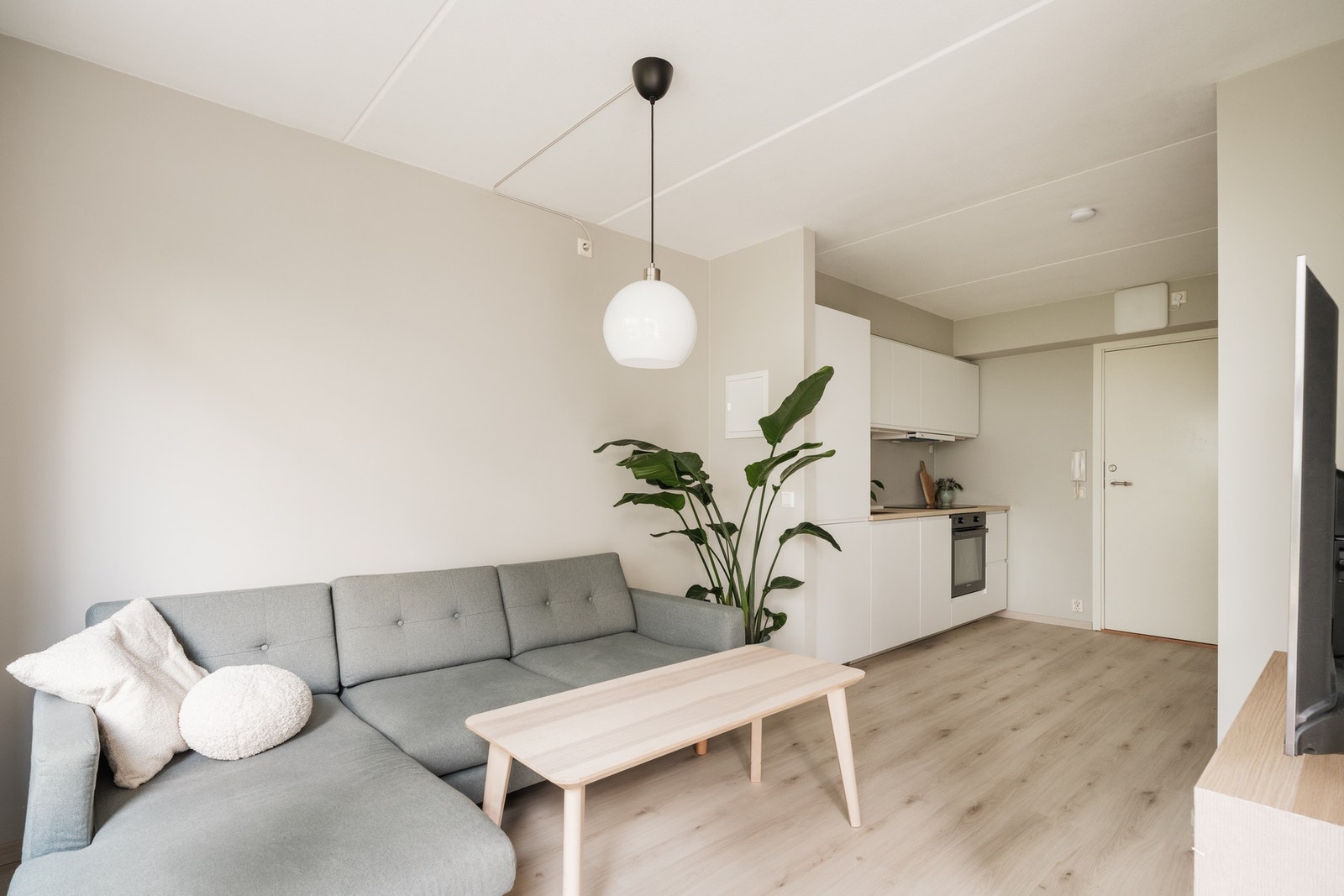 Leiligheten har gjennomgått en rekke oppgraderinger i nyere tid og har en tilbaketrukket beliggenhet vendt mot rolige omgivelser. Galleribilde