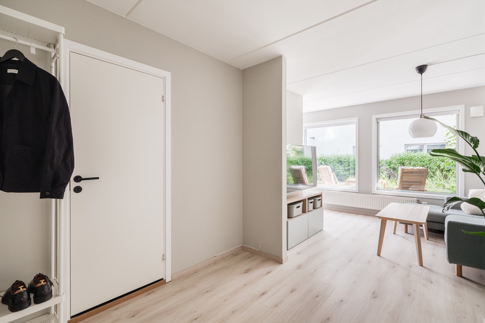 Leiligheten har store vindusflater som slipper inn mye naturlig lys. Galleribilde