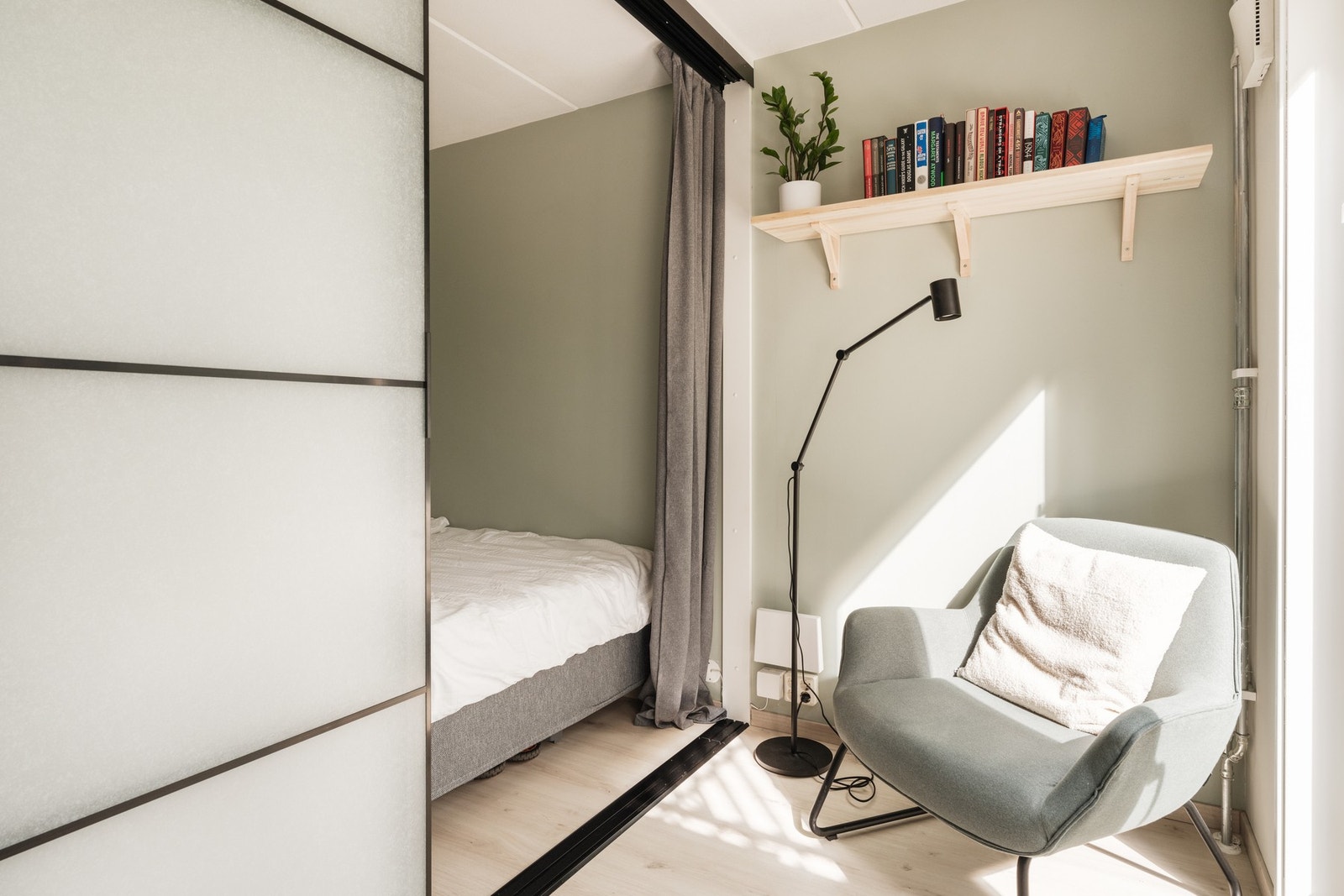 Leiligheten har en praktisk innebygd sovealkove med plass til dobbeltseng. Galleribilde